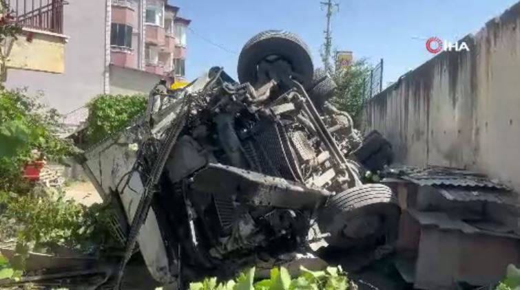 Kamyon evin bahçesine uçtu! Çok sayıda yaralı var - Resim: 16